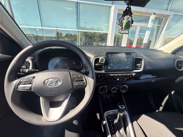 Used 2024 Hyundai Venue SE FWD image 13