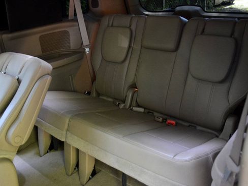 Used 2015 Chrysler Town & Country Touring-L w/ Driver Convenience Group FWD image 10