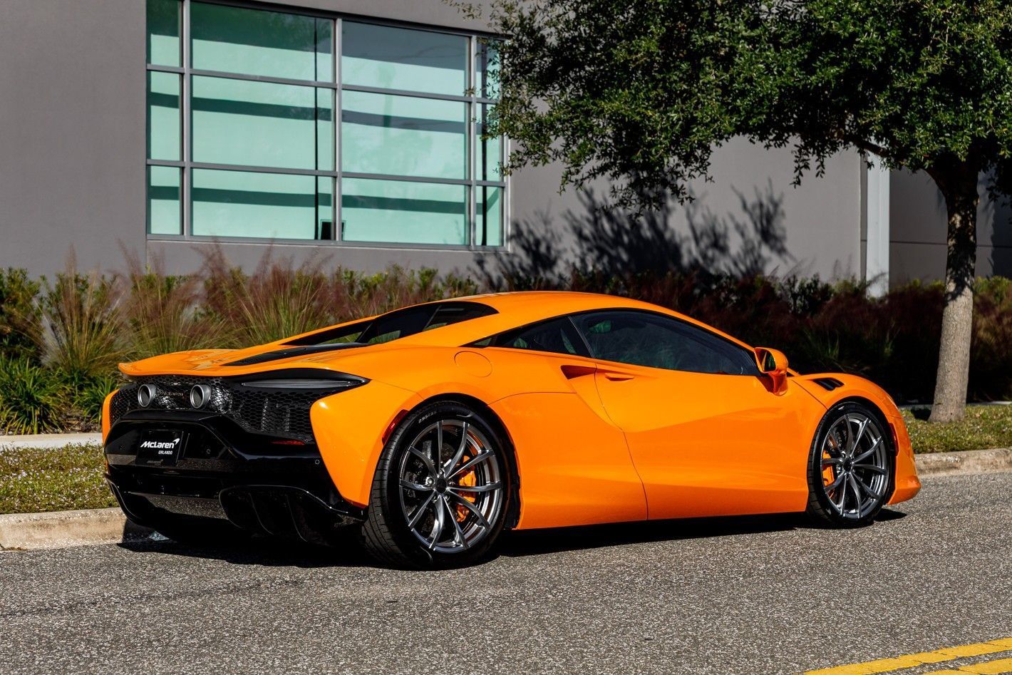 Used 2025 McLaren Artura RWD image 9