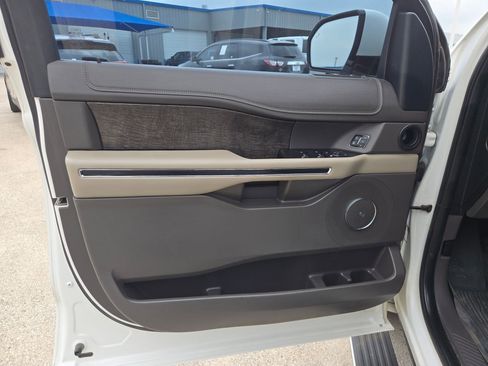 Used 2021 Ford Expedition Max Limited RWD image 12