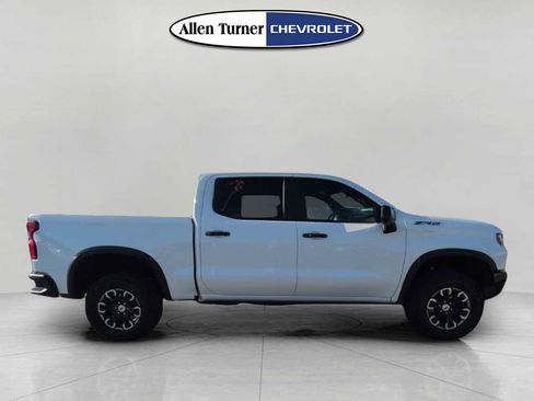 Used 2024 Chevrolet Silverado 1500 ZR2 image 3