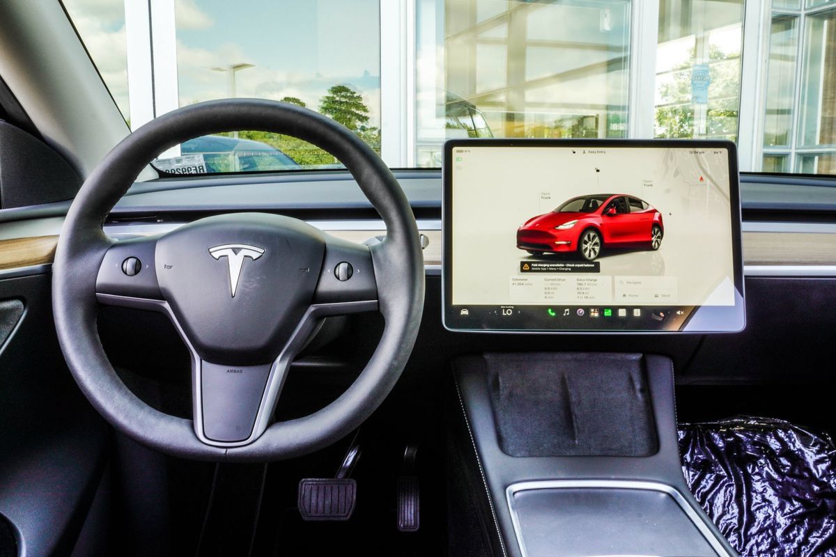 Used 2024 Tesla Model Y Long Range AWD/4WD image 16