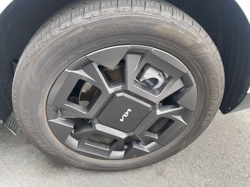 Used 2025 Kia Carnival EX FWD image 3