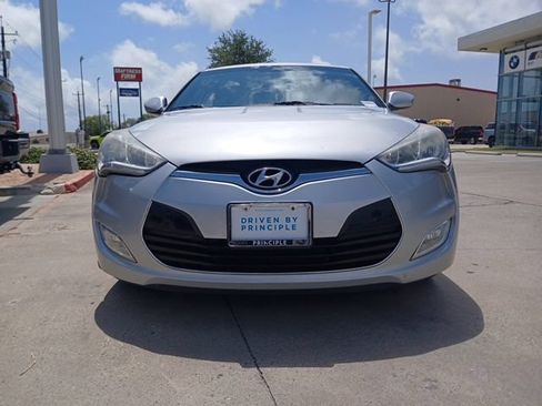 Used 2016 Hyundai Veloster w/ Option Group 03 FWD image 2