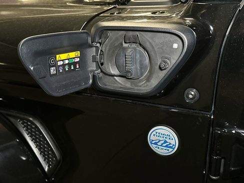 Used 2022 Jeep Wrangler Unlimited Sahara w/ Cold Weather Group AWD/4WD image 15