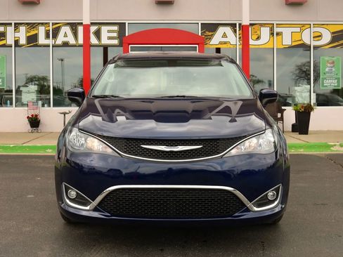 Used 2017 Chrysler Pacifica Touring FWD image 2