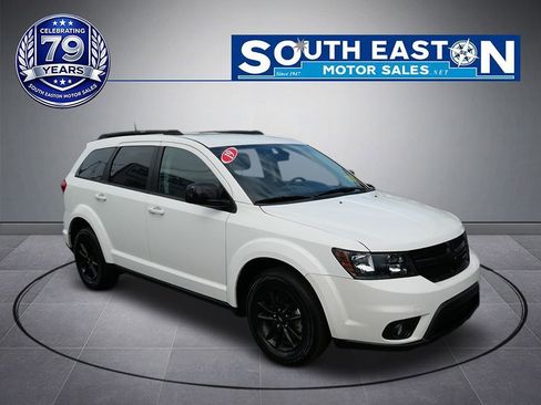 Used 2019 Dodge Journey SE w/ Connectivity Group FWD image 2