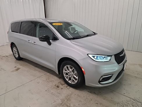 Used 2024 Chrysler Pacifica Touring-L image 7