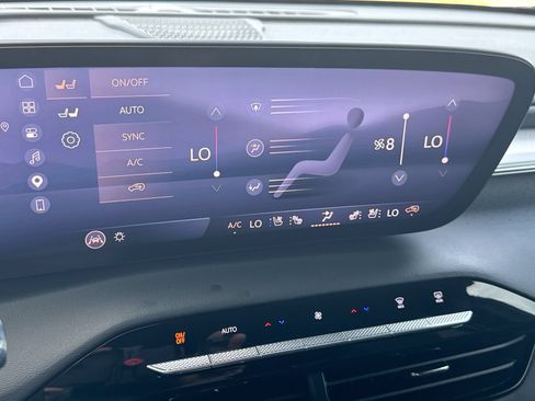 Used 2025 Buick Enclave Avenir w/ Super Cruise Package FWD image 19