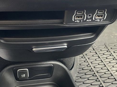 Used 2025 Chrysler Voyager LX image 23