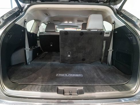 Used 2024 Toyota Highlander XLE AWD/4WD image 36