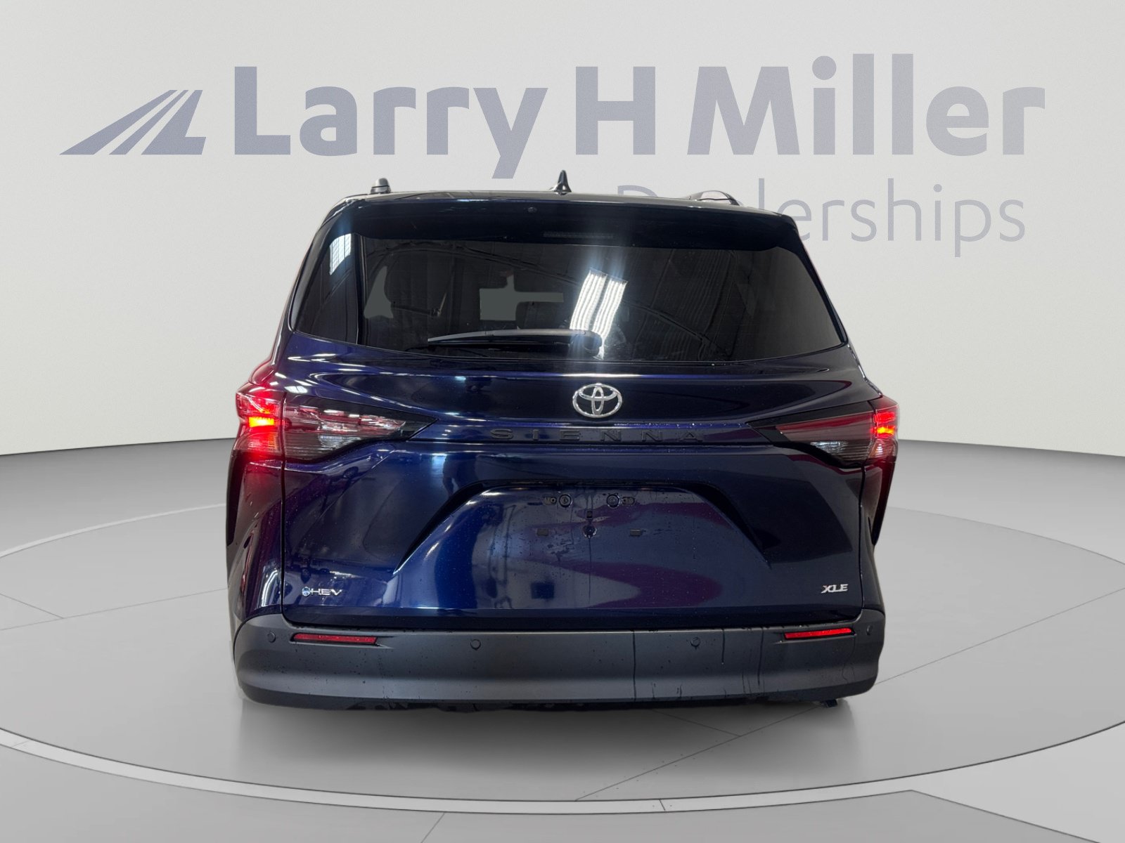 Certified 2026 Toyota Sienna XLE FWD image 4