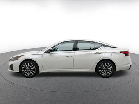 Used 2025 Nissan Altima 2.5 SV FWD image 4