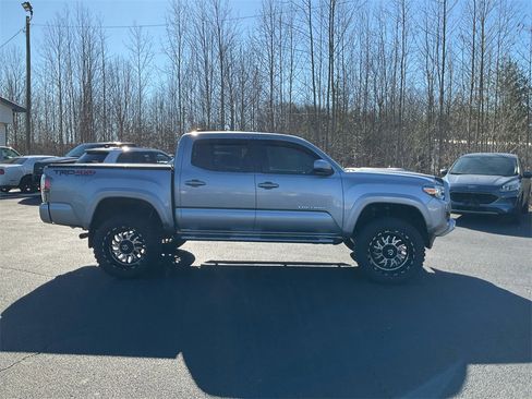 Used 2020 Toyota Tacoma TRD Sport image 4