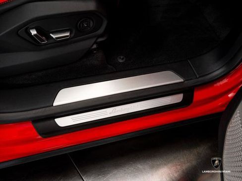 Used 2025 Lamborghini Urus SE AWD/4WD image 31