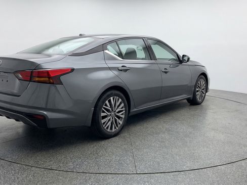 Used 2025 Nissan Altima 2.5 SV FWD image 9