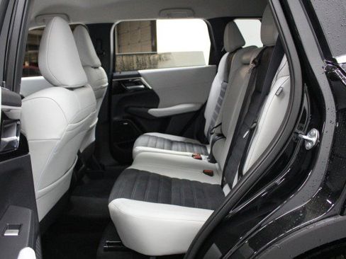 New 2025 Mitsubishi Outlander SE image 24