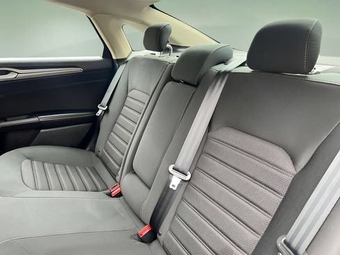Used 2019 Ford Fusion SE FWD image 11