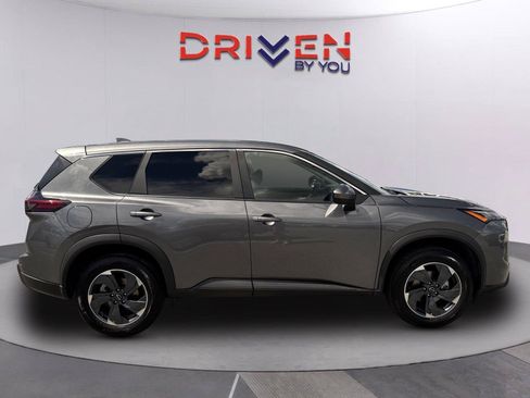 Used 2025 Nissan Rogue SV FWD image 3