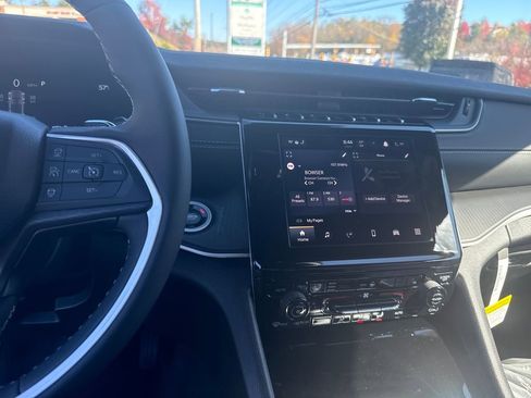 New 2025 Jeep Grand Cherokee Altitude image 18