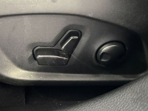 Used 2025 Jeep Compass Limited image 28