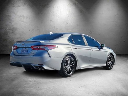 Used 2020 Toyota Camry SE image 3