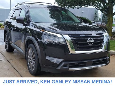 Certified 2025 Nissan Pathfinder SL w/ SL Premium Package AWD/4WD image 1