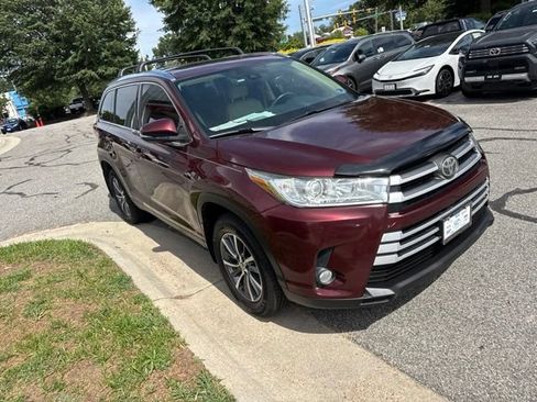 Used 2019 Toyota Highlander XLE AWD/4WD image 5