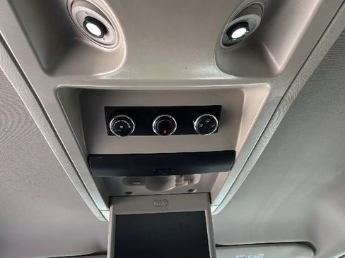 Used 2016 Chrysler Town & Country Touring FWD image 20