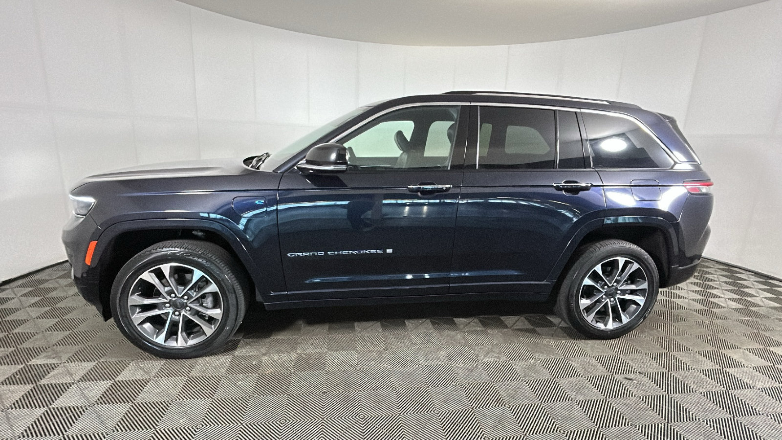 Used 2023 Jeep Grand Cherokee Overland AWD/4WD image 6
