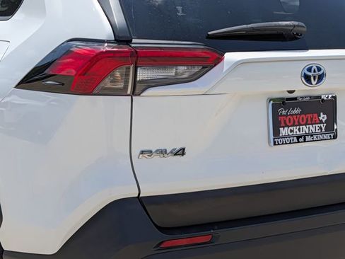 Used 2021 Toyota RAV4 LE AWD/4WD image 8