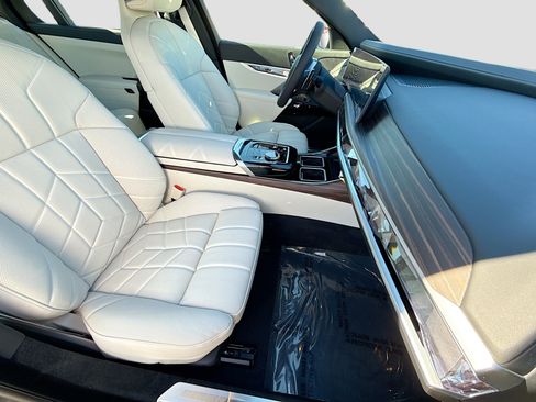 New 2026 BMW 750e xDrive image 15