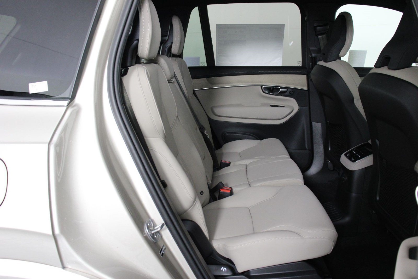 New 2026 Volvo XC90 T8 Plus w/ Protection Package Premier AWD/4WD image 11