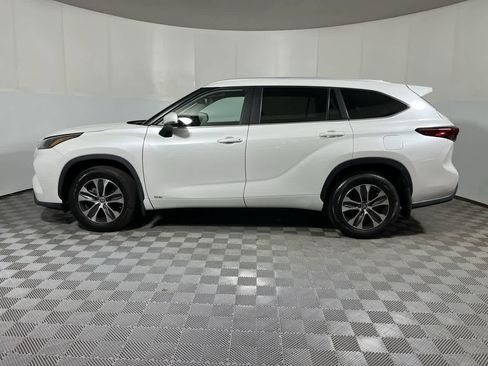 Used 2023 Toyota Highlander XLE image 4
