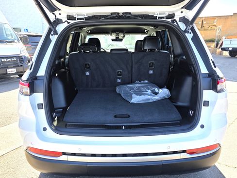 New 2026 Jeep Grand Cherokee Limited RWD image 18