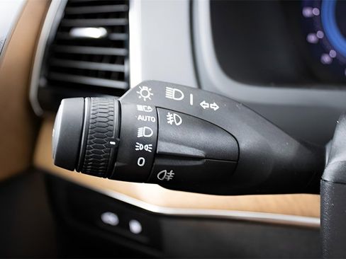 Certified 2025 Volvo XC90 T8 Plus image 18