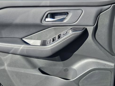 Used 2025 Nissan Rogue SV FWD image 20