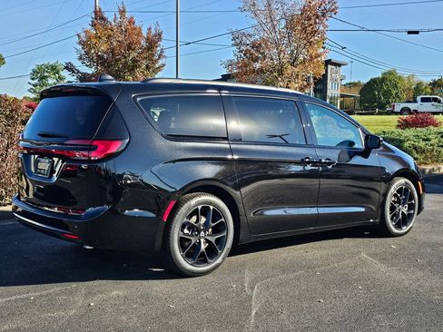 New 2026 Chrysler Pacifica Limited w/ Uconnect Theater Family Group image 6