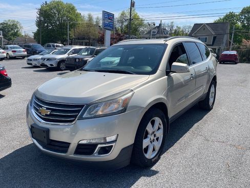 Used 2016 Chevrolet Traverse LT w/ Style and Technology Package FWD image 2