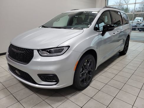 New 2026 Chrysler Pacifica Select w/ S Appearance Package image 3