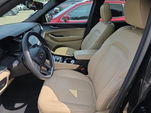 Used 2023 Jeep Grand Cherokee Limited AWD/4WD image 3