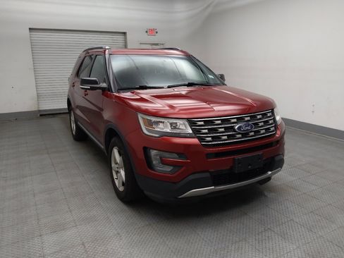 Used 2017 Ford Explorer XLT w/ Equipment Group 202A AWD/4WD image 13