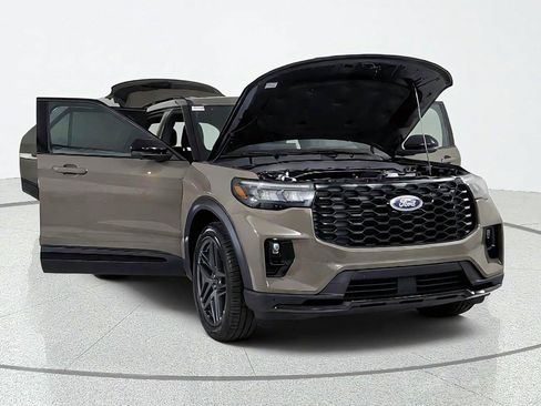 Used 2026 Ford Explorer ST-Line w/ ST-Line Street Pack AWD/4WD image 9