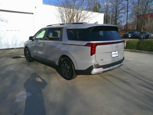 Used 2025 Kia Carnival EX image 9