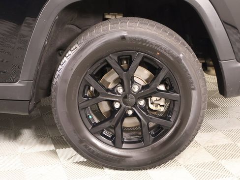 Used 2024 Jeep Grand Cherokee Altitude AWD/4WD image 19