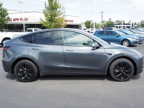 Used 2022 Tesla Model Y Long Range AWD/4WD image 8
