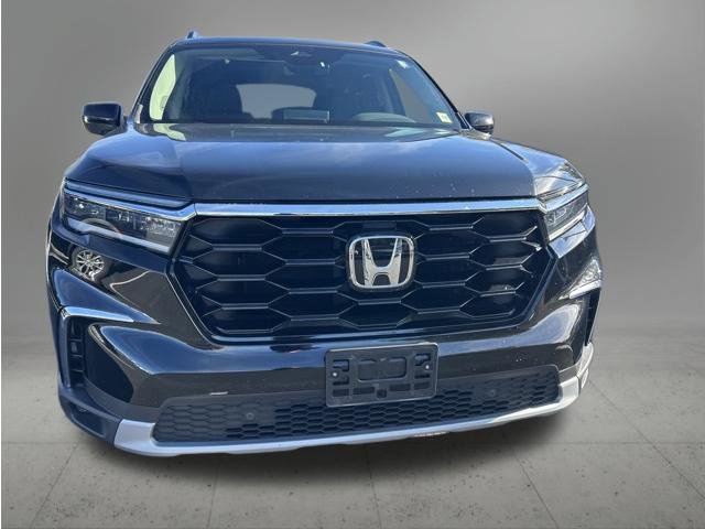 Used 2025 Honda Pilot Touring image 3