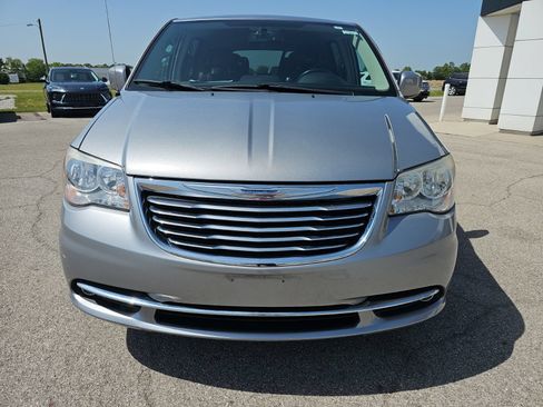 Used 2014 Chrysler Town & Country Touring FWD image 3