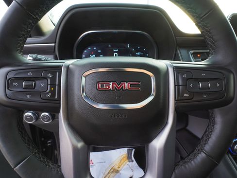 Used 2023 GMC Yukon SLT w/ SLT Premium Package image 17