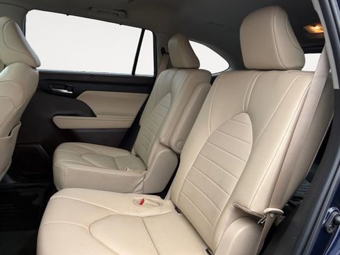 Used 2022 Toyota Highlander XLE image 15